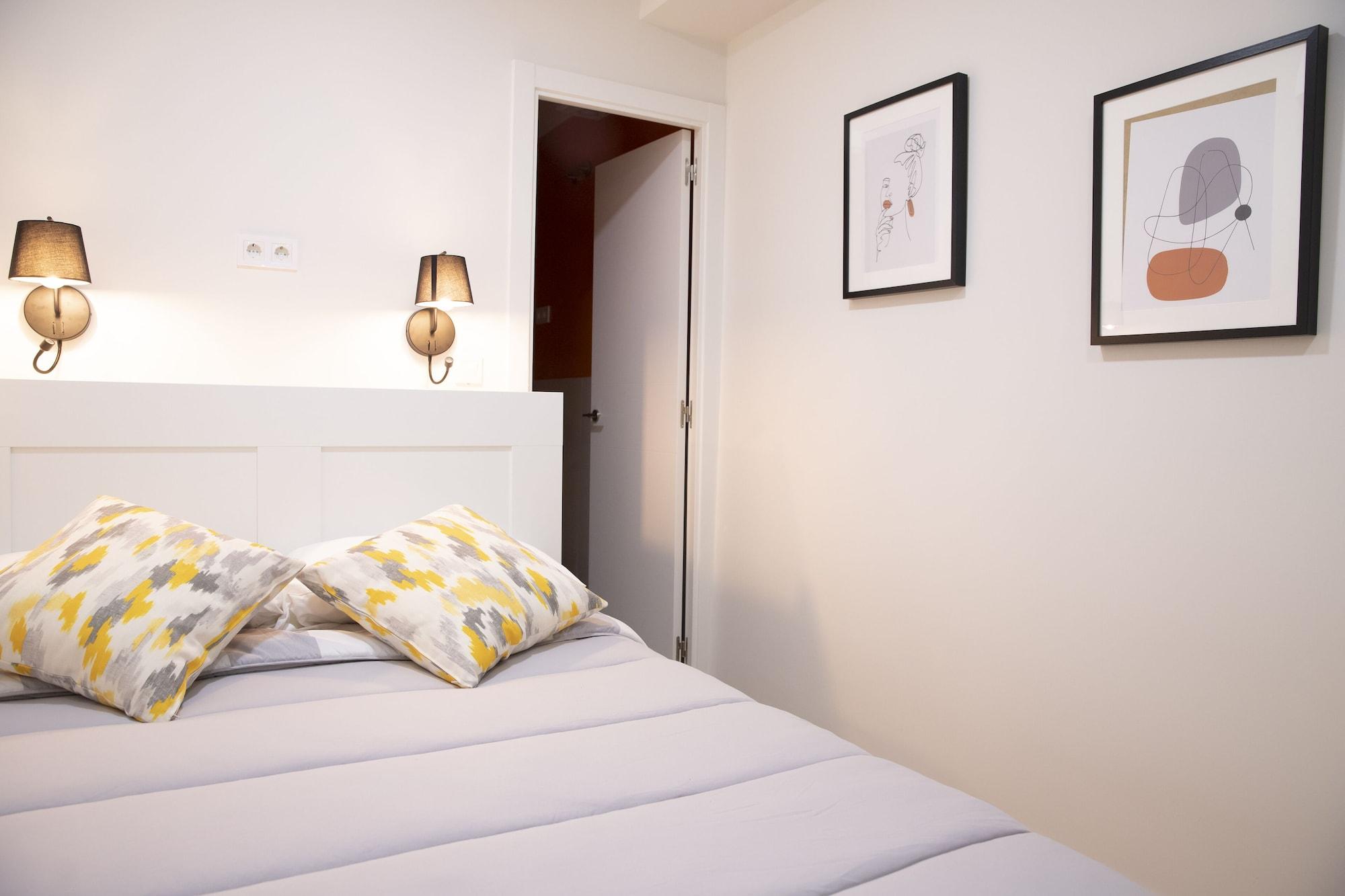 โฮสตัล มอนตาโลยา Hotel มาดริด ภายนอก รูปภาพ